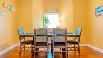 Departamento, varias camas, patio, vista a la ciudad (Surf + Strand Unit A) | Restaurantes