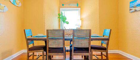 Apartment, Mehrere Betten, Terrasse, Stadtblick (Surf + Strand Unit A) | Speisen