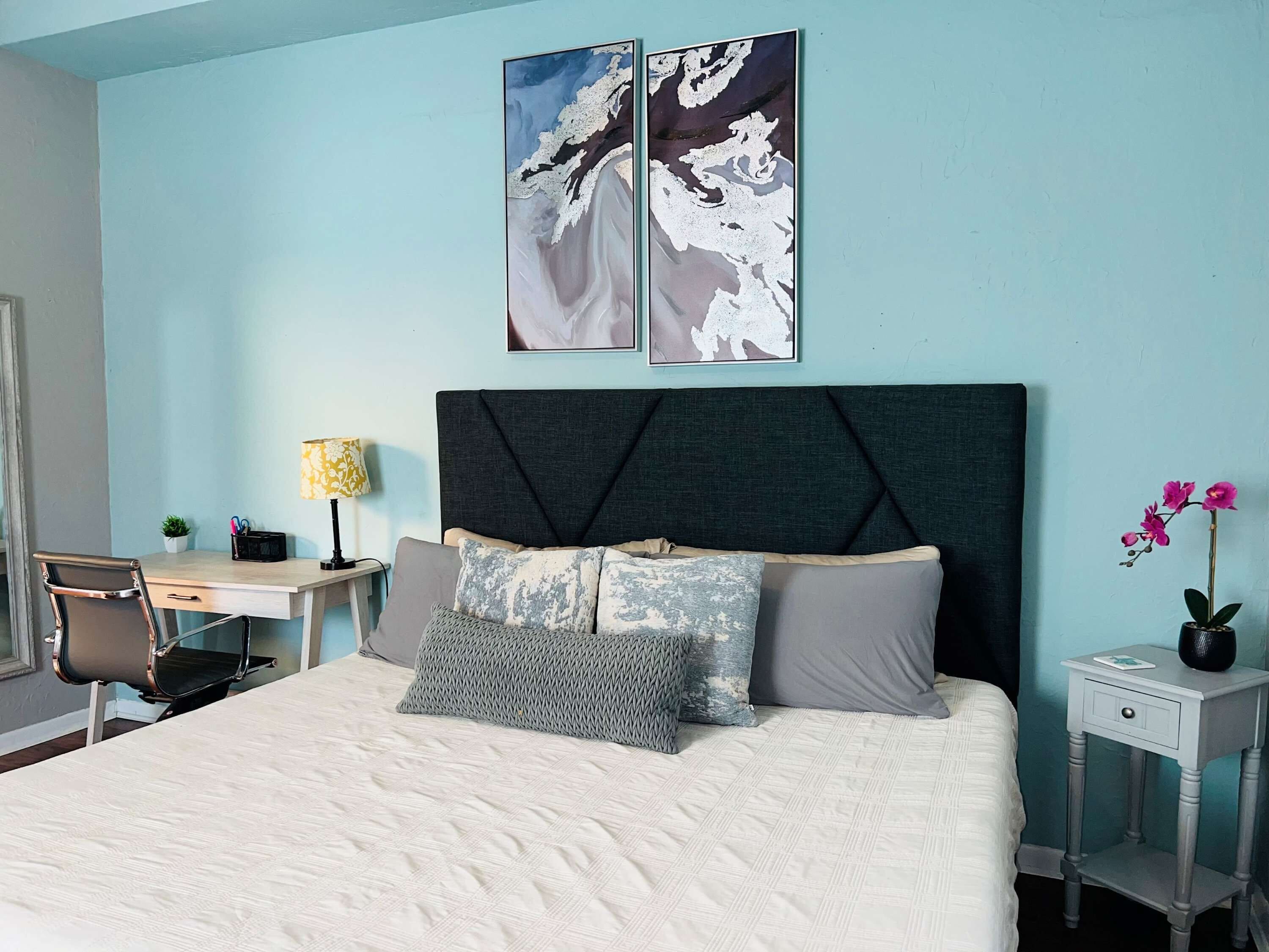 อพาร์ทเมนท์, หลายเตียง, ลานระเบียง, วิวเมือง (Surf + Strand Unit A) | 1 ห้องนอน, ห้องพักตกแต่งอย่างมีเอกลักษณ์, ตกแต่งพิเศษโดยเฉพาะ, โต๊ะทำงาน
