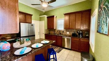 Departamento, varias camas, patio, vista a la ciudad (Surf + Strand Unit A) | Cocina privada