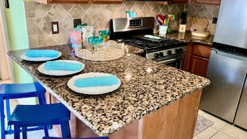 Apartment, Multiple Beds, Patio, City View (Surf + Strand Unit A) | Private kitchen