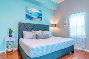 公寓, 多张床, 露台, 城市景观 (Surf + Strand Unit A) | 1 多间卧室、特色装修、特色家居、办公桌