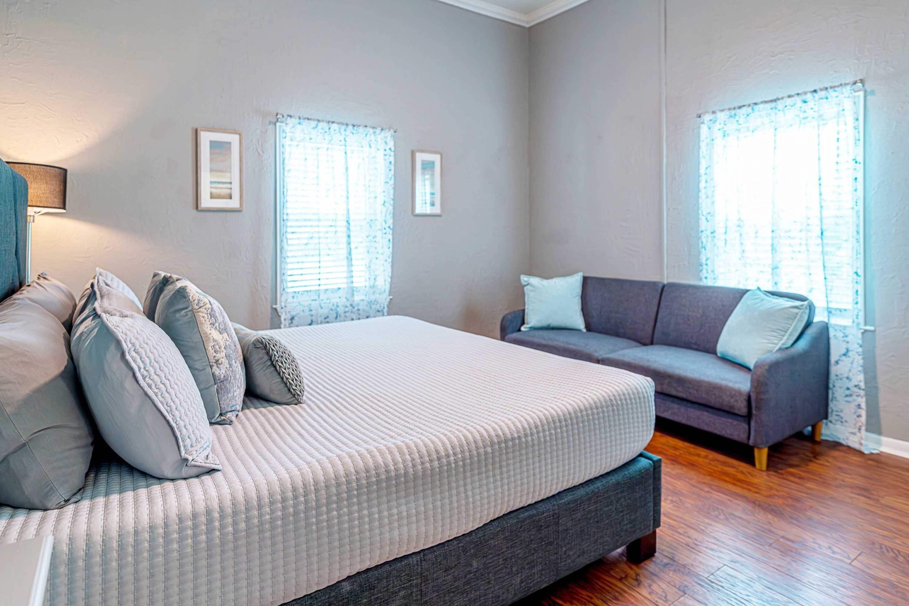 Apartamento, várias camas, varanda, vista para a cidade (Surf + Strand Unit A) | 1 quarto, individualmente decorados, individualmente mobiliados
