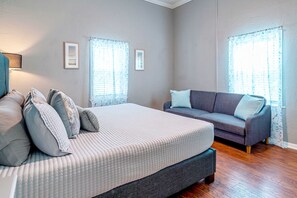 1 habitación, decoración personalizada, muebles diferentes y escritorio 