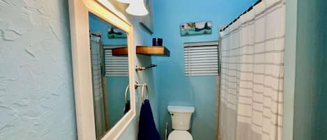 Departamento, varias camas, patio, vista a la ciudad (Surf + Strand Unit A) | Baño | Toallas