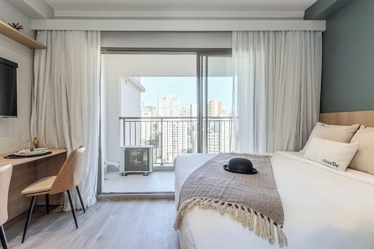 Estudio clásico, balcón | Ropa de cama hipoalergénica y espacio para trabajar con laptop