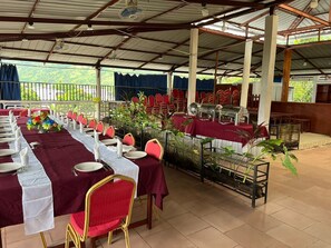 Outdoor banquet area - Hôtel le Papillon (Mutsamudu)