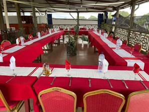 Outdoor banquet area - Hôtel le Papillon (Mutsamudu)