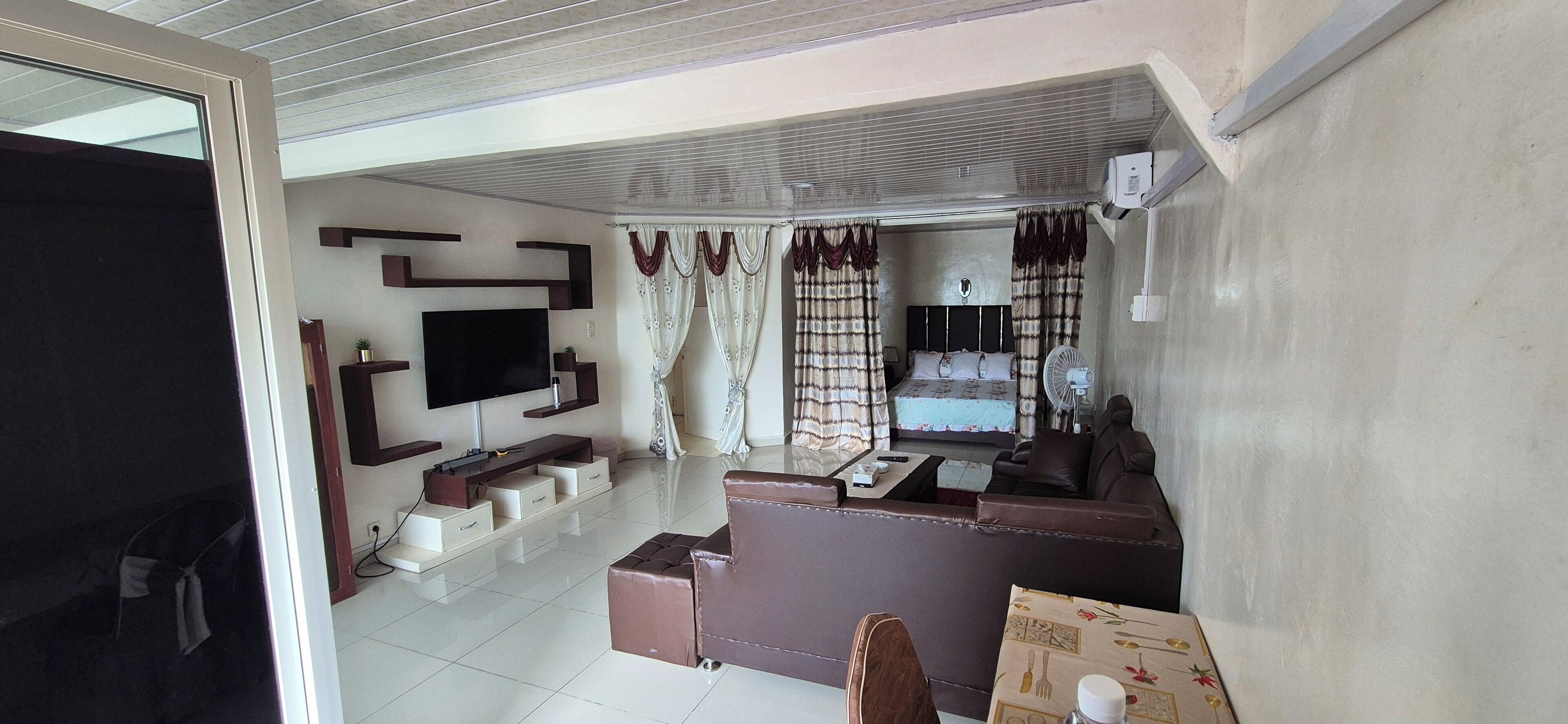 Quarto clássico | Cofres nos quartos, escrivaninha, Wi-Fi de cortesia