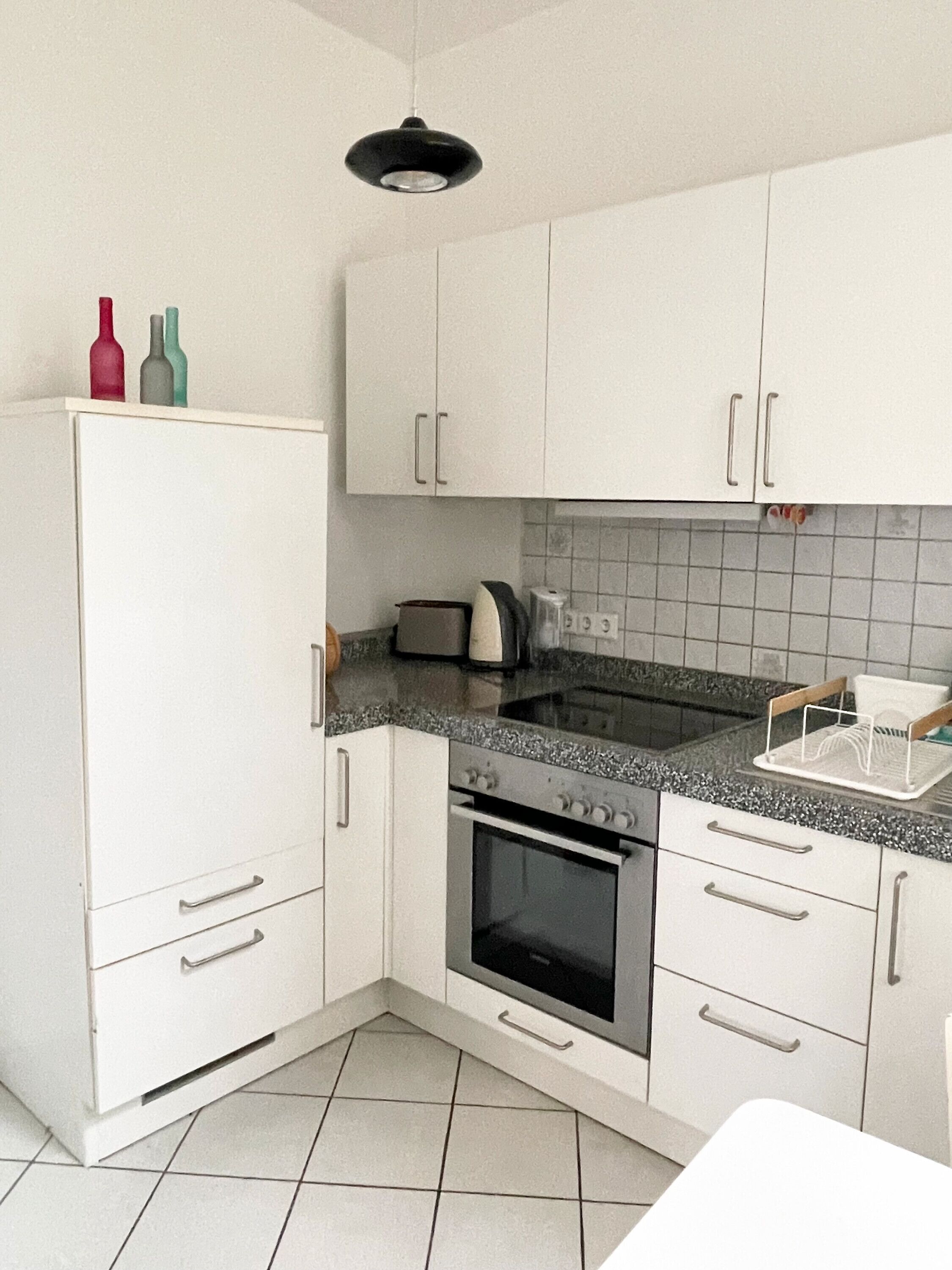 Kjøleskap, ovn, kokeplater og kaffetrakter/tekoker