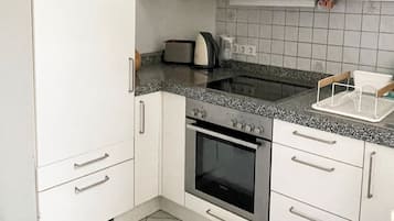 Kjøleskap, ovn, kokeplater og kaffetrakter/tekoker