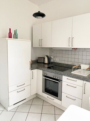 Kjøleskap, ovn, kokeplater og kaffetrakter/tekoker