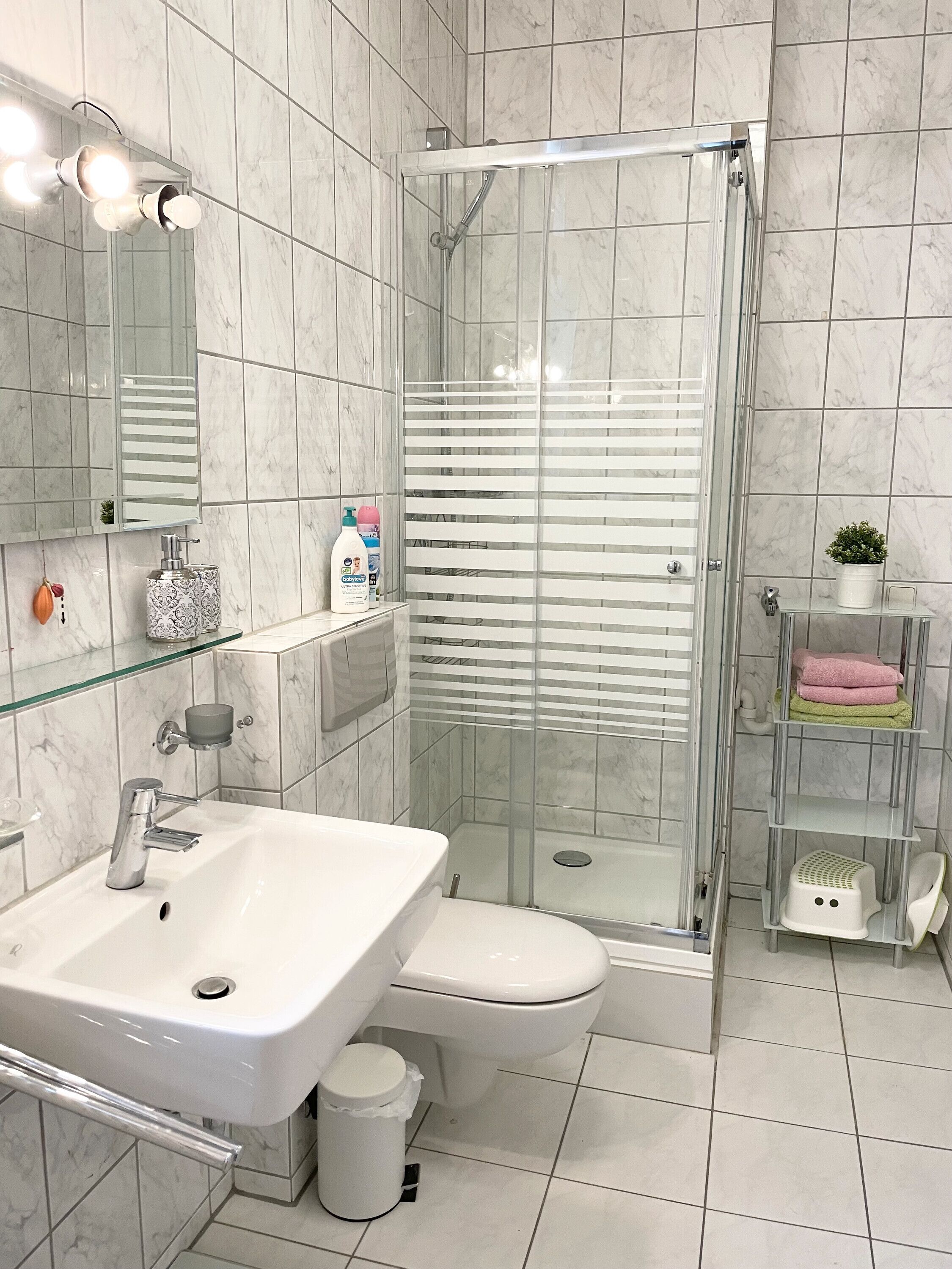 Dusj, hårføner og håndklær