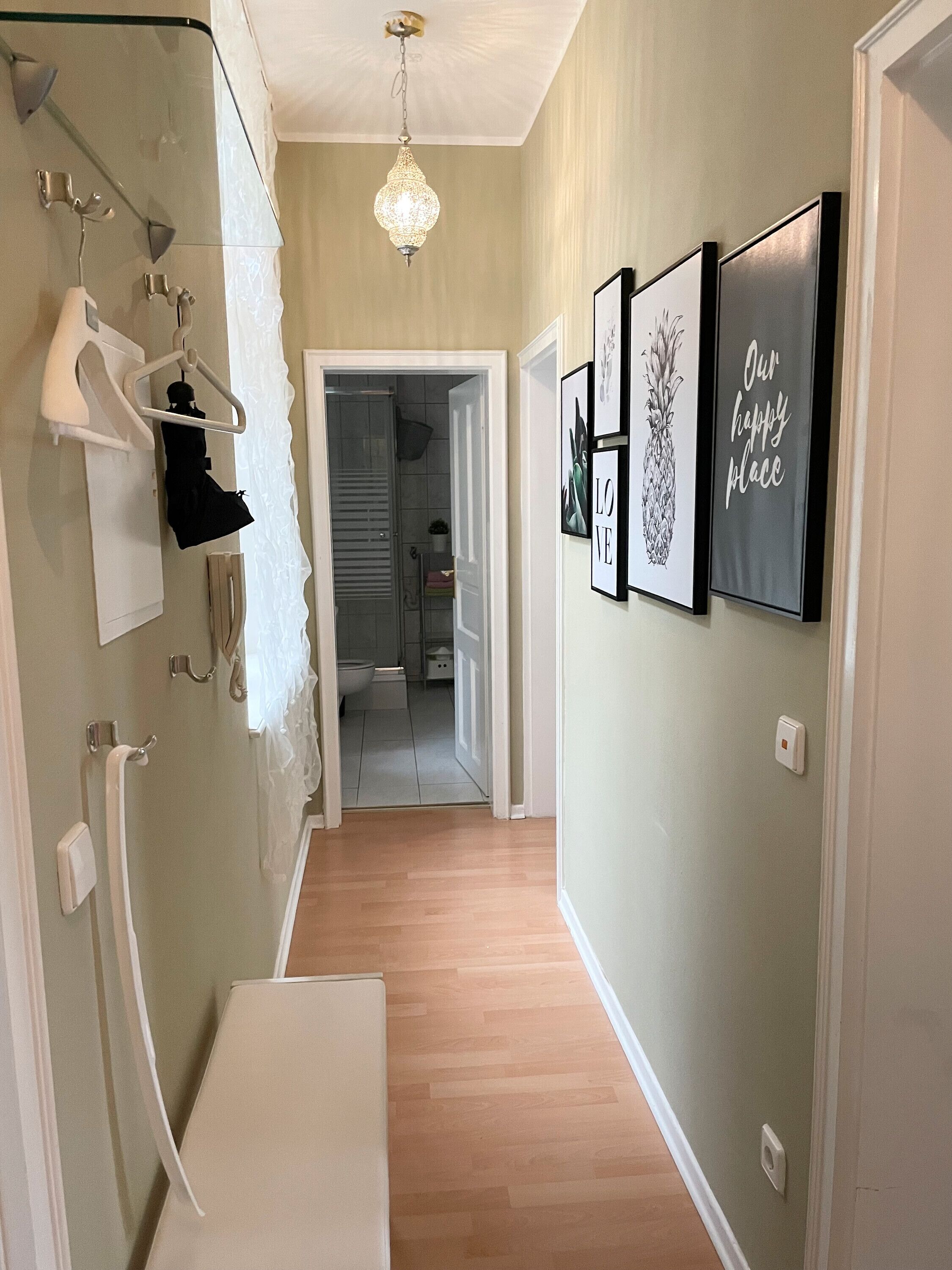 Dusj, hårføner og håndklær