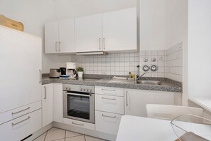 Kühlschrank, Ofen, Herdplatte, Wasserkocher mit Kaffee-/Teezubehör