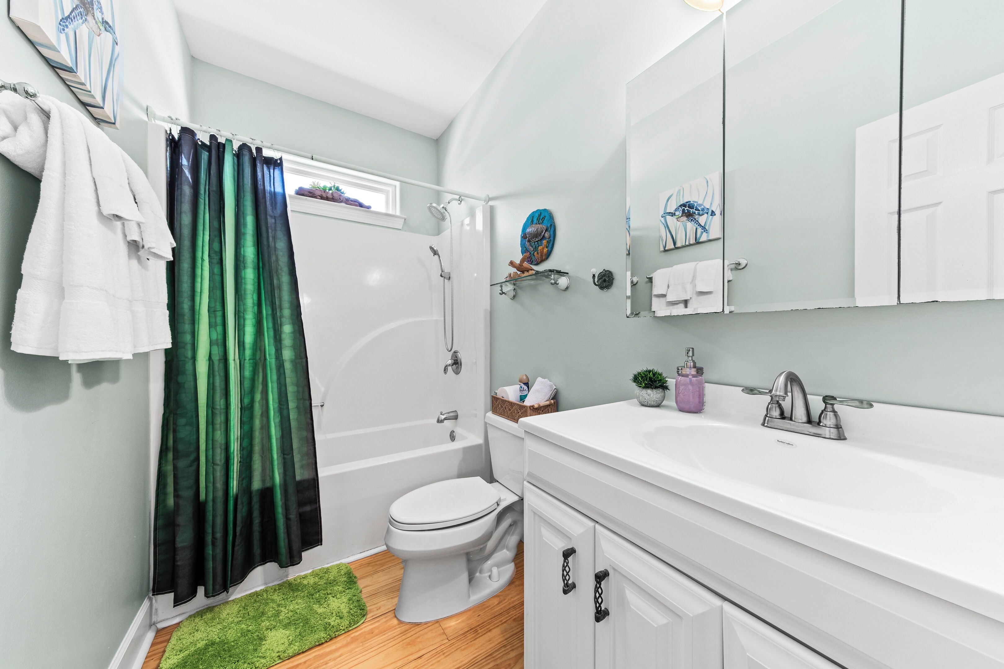 Un baño con ducha, inodoro y lavamanos.