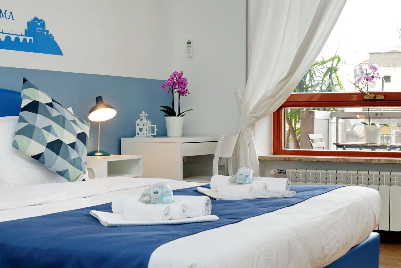 4 Schlafzimmer, Schreibtisch, Bügeleisen/Bügelbrett