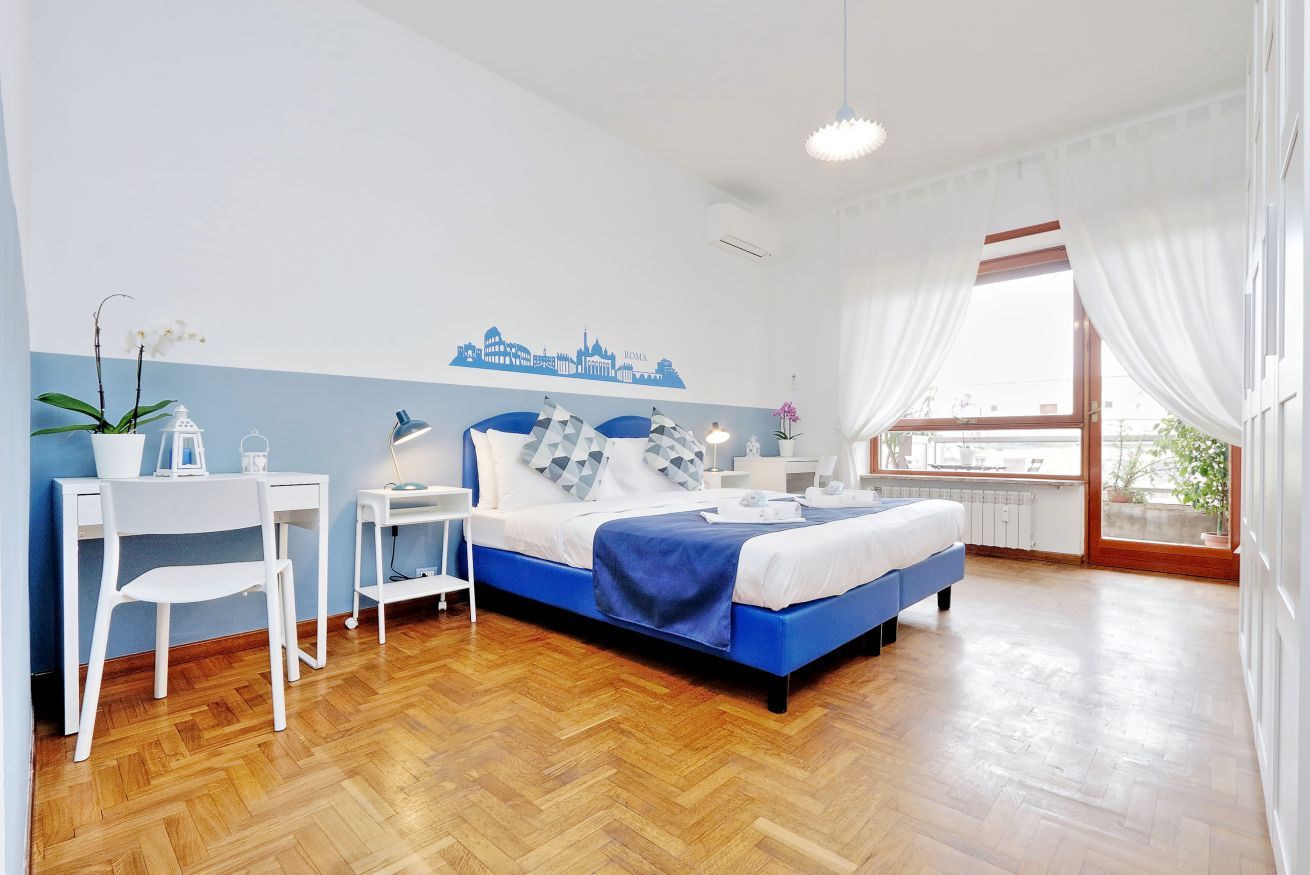 Une chambre à coucher avec un lit, un bureau et une chaise.