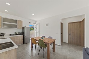 Apartamento, sacada, vista para o parque | Opções para refeição