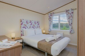 4 bedrooms - Larch Waterside Spa, Thirsk (Carlton Miniott)