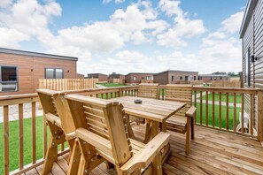 Outdoor dining - Kinder Spa, Woodland Lakes (Carlton Miniott)