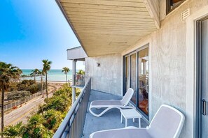 Terrace/patio - Atlantic Parrot | Oceanfront Condo w/ Pool (Key West)