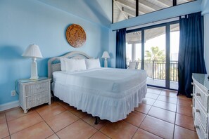 2 bedrooms, WiFi - Atlantic Parrot | Oceanfront Condo w/ Pool (Key West)