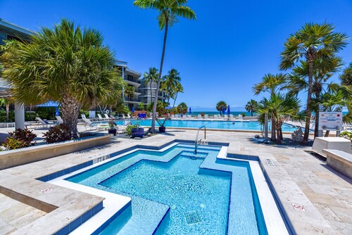 Atlantic Parrot | Oceanfront Condo w/ Pool
