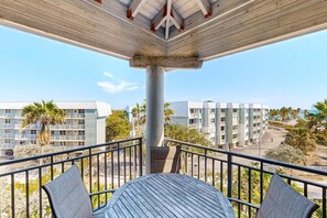 Outdoor dining - Atlantic Parrot | Oceanfront Condo w/ Pool (Key West)