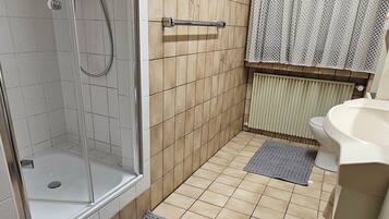 Dusche, Haartrockner, Handtücher, Toilettenpapier