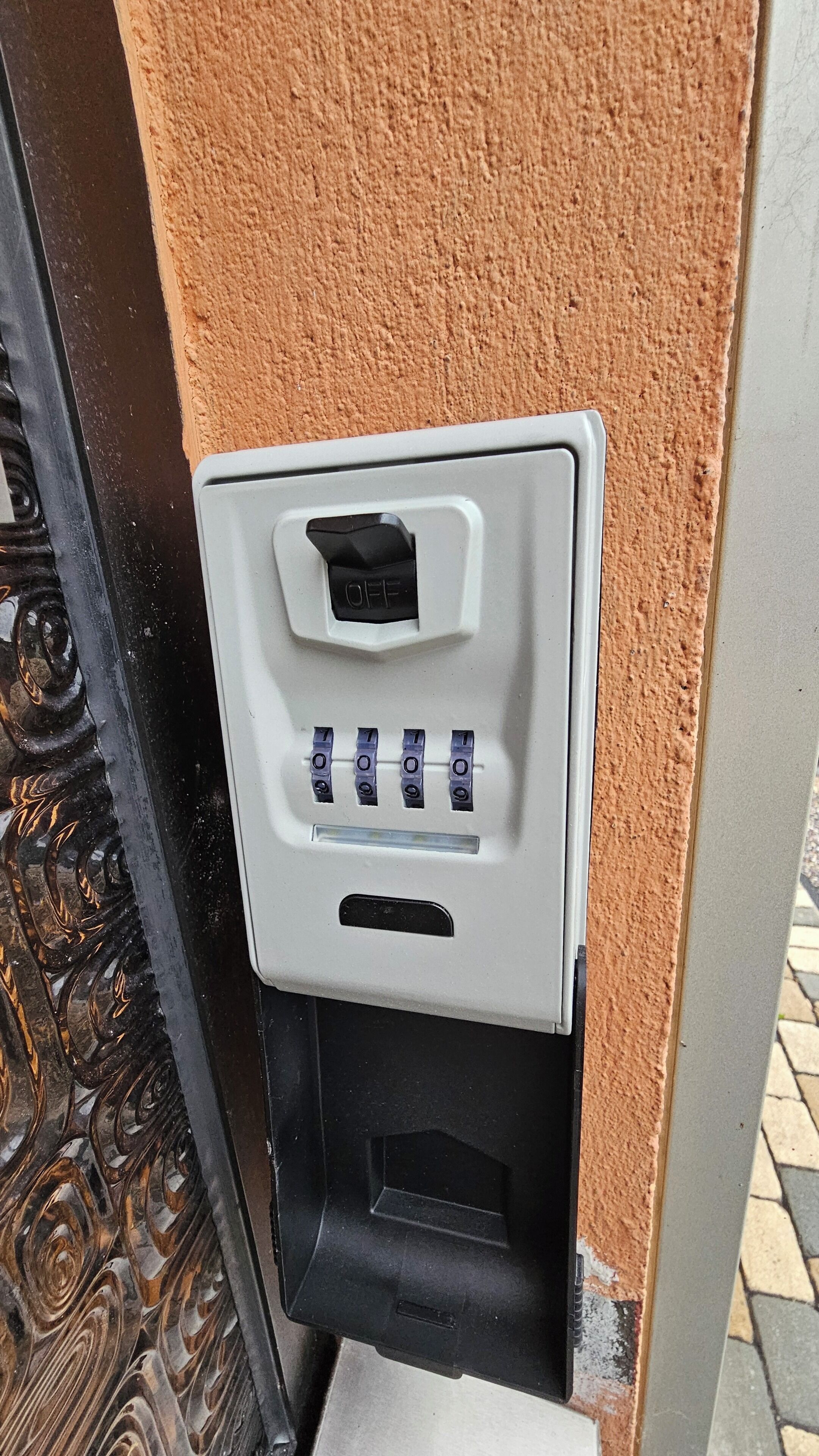 Ein Schlüsselfeld an einer Wand mit strukturierter Oberfläche.