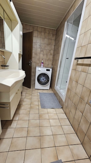 Dusche, Haartrockner, Handtücher, Toilettenpapier