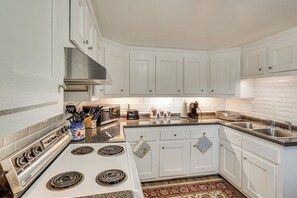 Fridge, microwave, stovetop, coffee/tea maker - Nurses Welcome! 3 Mi to Augusta National Golf Club (Augusta)