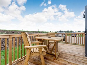Outdoor dining - Pear Tree, Woodland Lakes (Carlton Miniott)