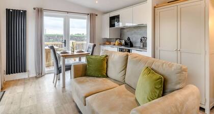 Pear Tree, Woodland Lakes