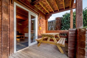 Outdoor dining - Birch Spa, Woodland Lakes (Carlton Miniott)