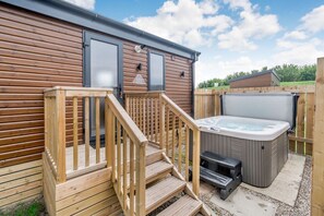 Outdoor spa tub - Cedar Spa, Woodland Lakes (Carlton Miniott)