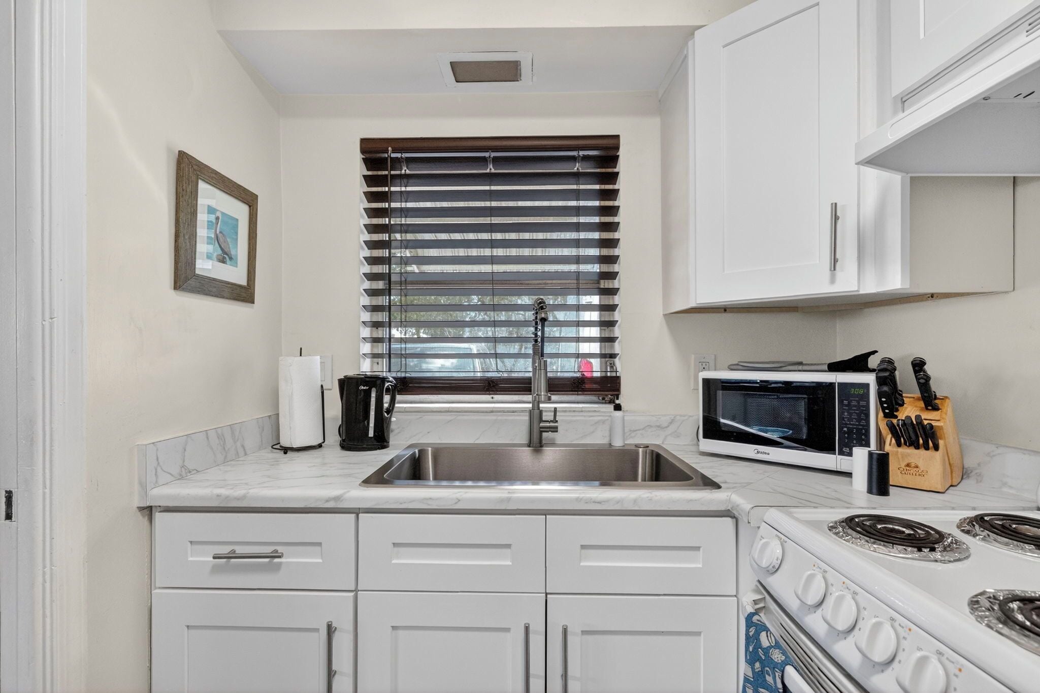 Coffee/tea maker, fridge, microwave, oven