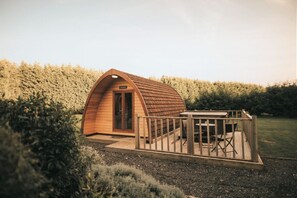 Outdoor dining - Garden Pod VIP, Grimsby (Laceby)