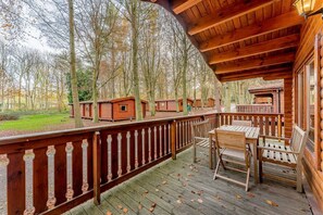 Outdoor dining - Cedar Lodge (Pet), Louth (Louth)