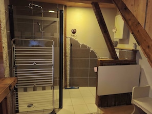 Douche, sĂšche-cheveux, serviettes fournies, papier toilette
