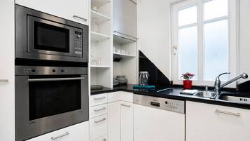 Kühlschrank, Mikrowelle, Ofen, Herdplatte