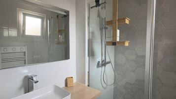 Dusche, Handtücher, Seife, Toilettenpapier