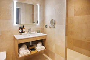 Deluxe Double Room | Bathroom | Shower, hair dryer, towels, soap