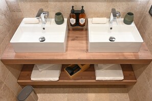 Habitació doble Deluxe | Bany | Dutxa, assecador de cabells, tovalloles i sabó 