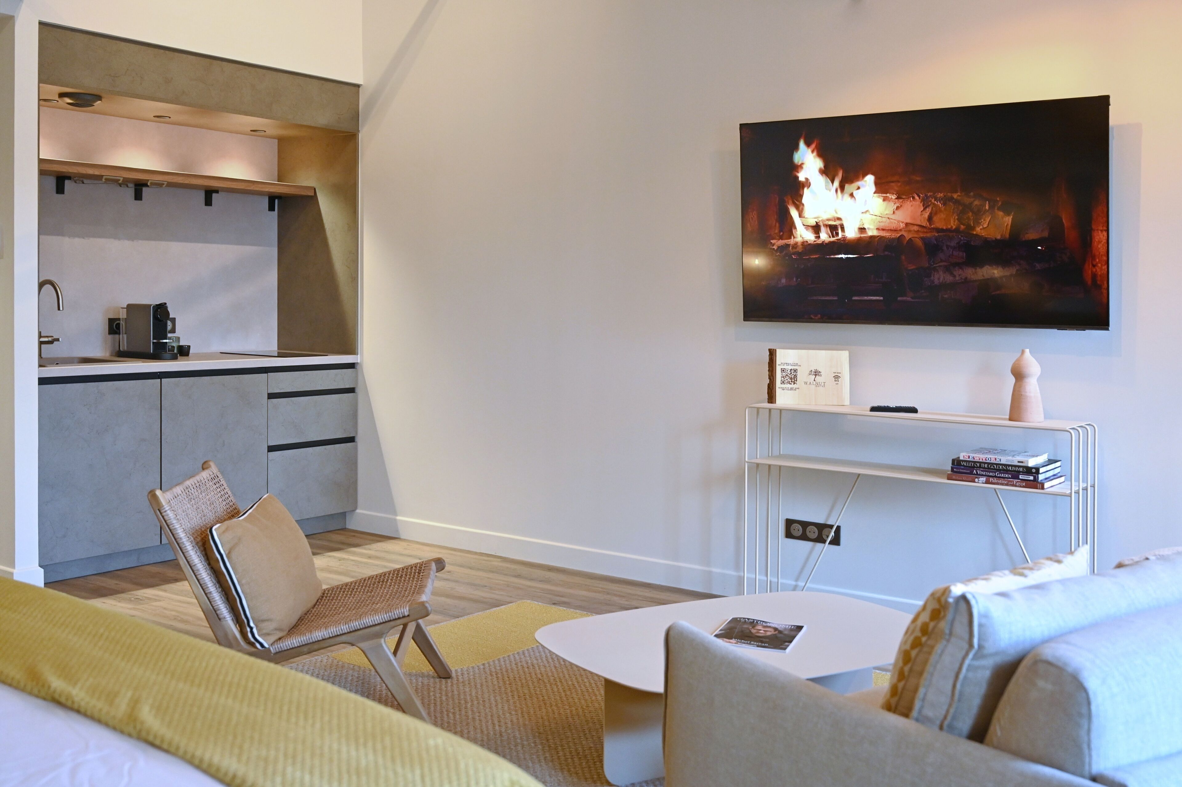 Deluxe Suite, City View | Interior