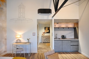 Habitación doble Deluxe | Cocina privada | Frigobar, parrilla de estufa y utensilios de cocina