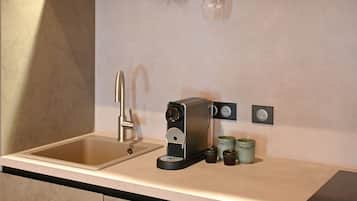 Deluxe Double Room | Private kitchen | Mini-fridge, stovetop, cookware/dishes/utensils