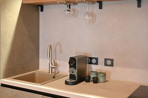 Habitació doble Deluxe | Cuina privada | Frigorífic petit i placa de cuina 