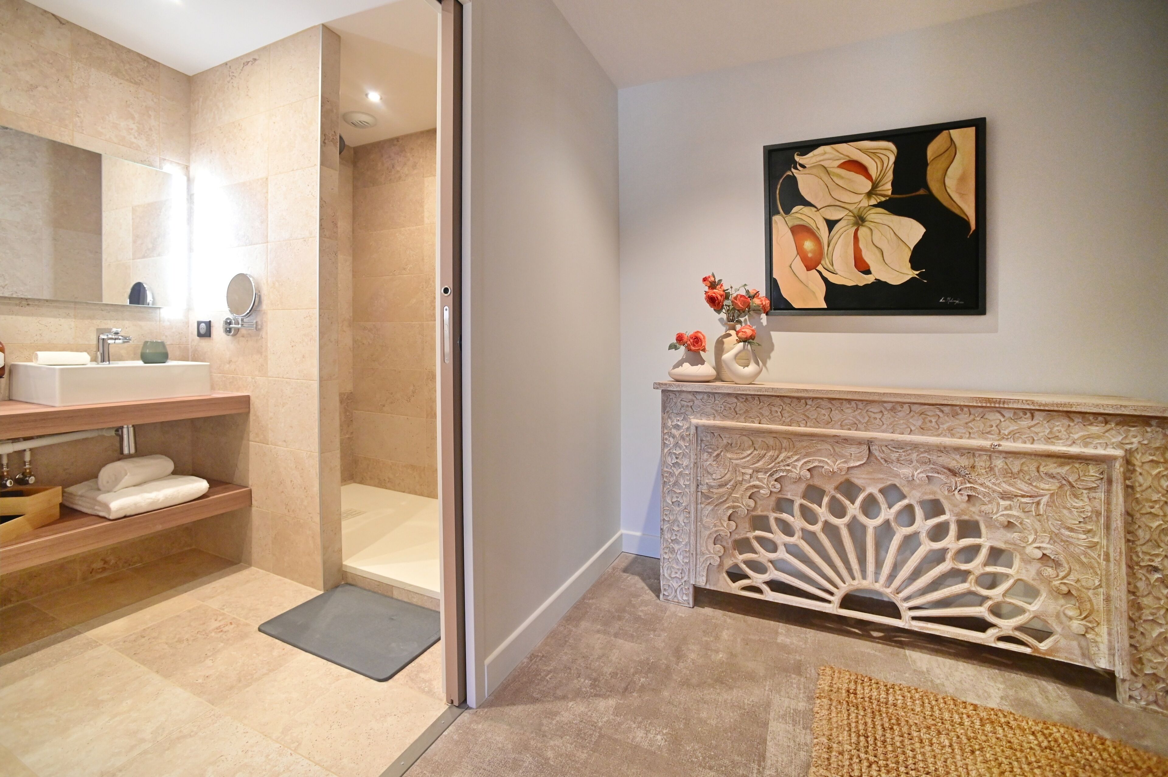 Deluxe Double Room | Bathroom | Shower, hair dryer, towels, soap